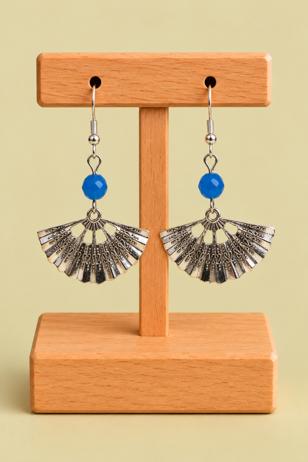 Pendientes de Abanico Azul (1) Pendientes de Abanico azules con abalorio azul y colgante plateado La Gata Voladora Laujar de Andarax Almeria